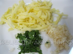 Режем чеснок и зелень, сыр трем на терке