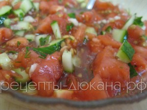 Салат из мякоти помидоров с огурцами, чесноком и зеленью