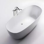 Современный интерьер с ванной из искусственного камня