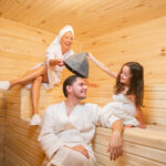 Нет своей бани — не беда: плюсы семейного отдыха в коттедже с баней