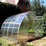 Садовые теплицы из поликарбоната: оптимальное решение для вашего огорода