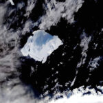 Крупнейший в мире айсберг раскололся на части и потерял треть площади