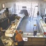 Вооружённое ограбление в Калифорнии: банда угнала машину и разгромила ювелирный магазин