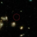 «Уэбб» заглянул за край Вселенной — и заметил аномалию, которая может быть древнейшей галактикой