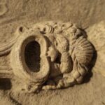 В древнем некрополе в Нидерландах нашли 1900-летнюю лампу, «освещавшую путь в загробный мир»