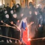 В Грузии группа неизвестных в масках «Анонимуса» сожгла российский флаг, выкрикивая враждебные лозунги в адрес России