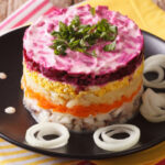 Салат «сельдь под шубой» в России подорожал за год на 10%