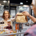 Каждый пятый житель крупных городов регулярно покупает готовую еду