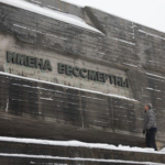 В Музее войны в Киеве убрали надпись на русском языке «Их имена бессмертны, их подвиги будут жить вечно»