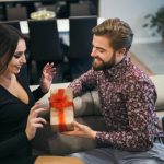 Wildberries: более трети россиян собираются сэкономить на подарках к гендерным праздникам