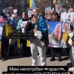 «Ты обещал стать на колени за каждого, а теперь прячешься за спинами погибших»: Вдовы требуют от Зеленского выйти и ответить за закон, который оставит их детей без копейки