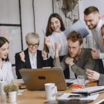 ВЦИОМ: большинство россиян положительно оценивают атмосферу на работе