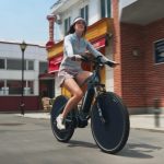 Phosgo показала первый электровелосипед с солнечными панелями и ИИ