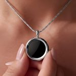 Экс-глава Fitbit представила подвеску The Gem для контроля ультрафиолета и состояния кожи