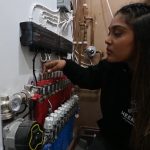 Девушка получила диплом психолога — но решила стать сантехником из-за ИИ