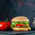 «Вкусно — и точка» объяснила причины отклонений в весе бургеров